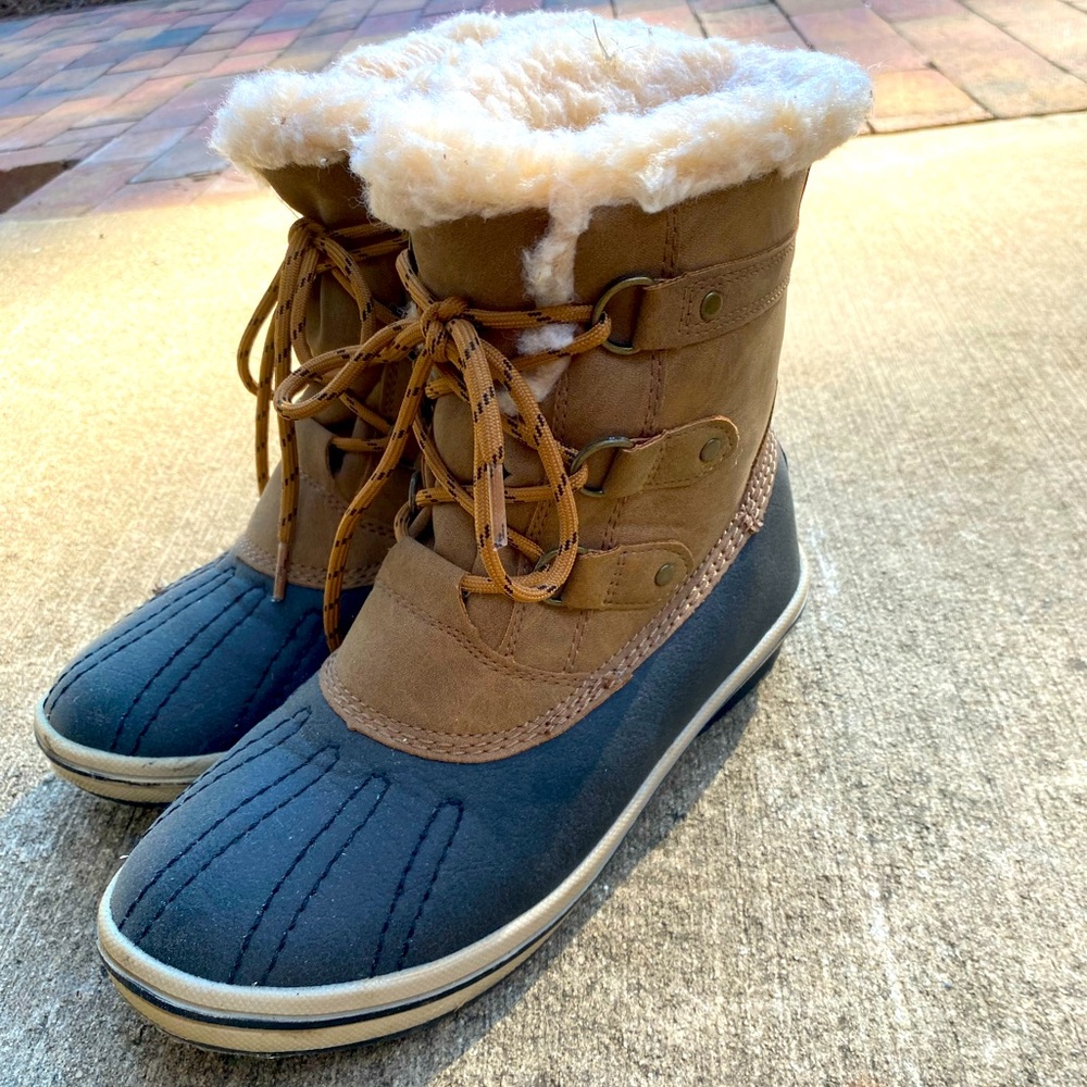 Pawz Boots Size 8